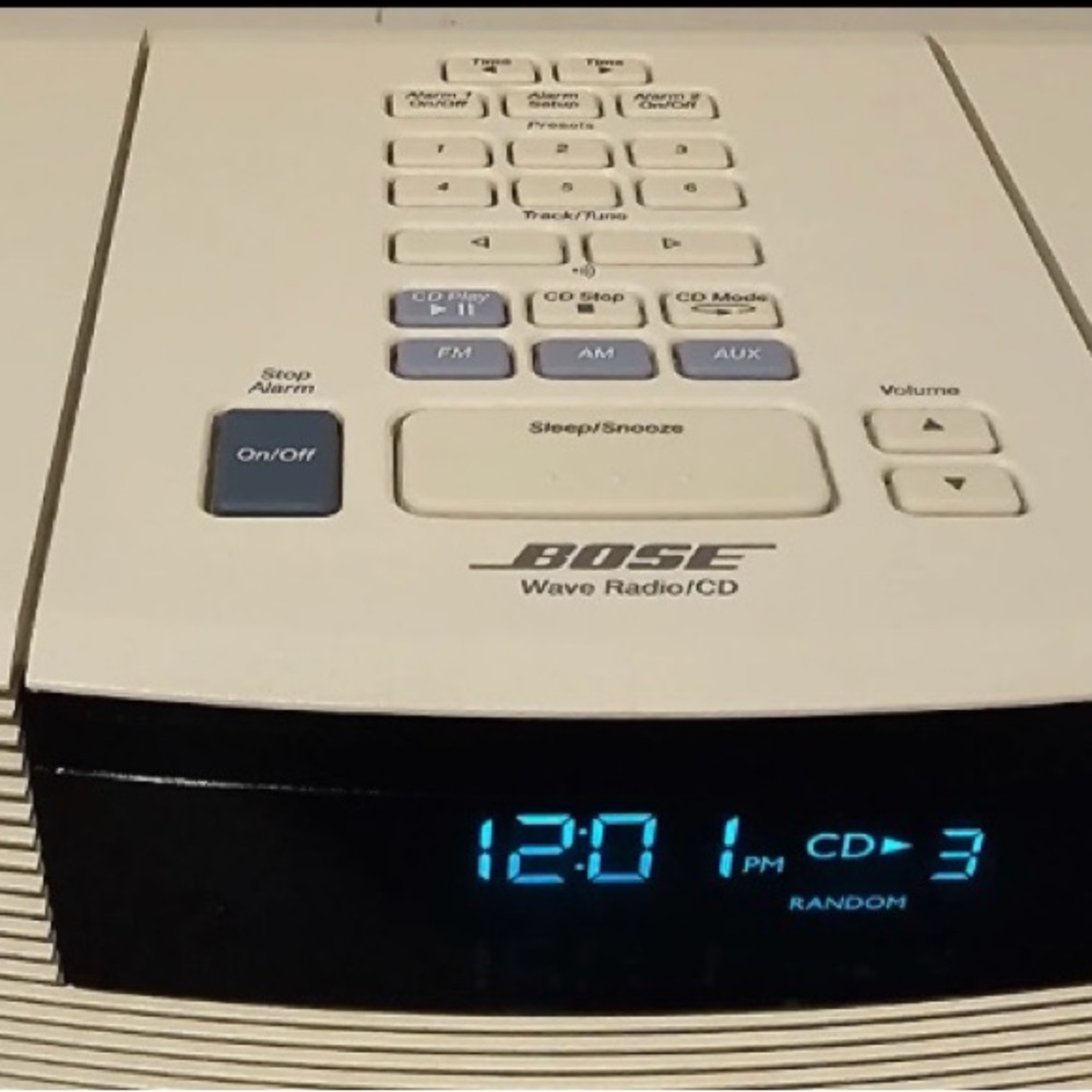 Bose Sound wave Compact Radio/CD with Pedastal and Remote. White.